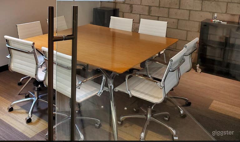  Intimate Meeting Space for Up to 8 Guests 