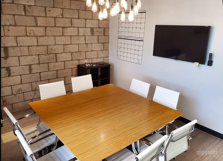  Intimate Meeting Space for Up to 8 Guests 
