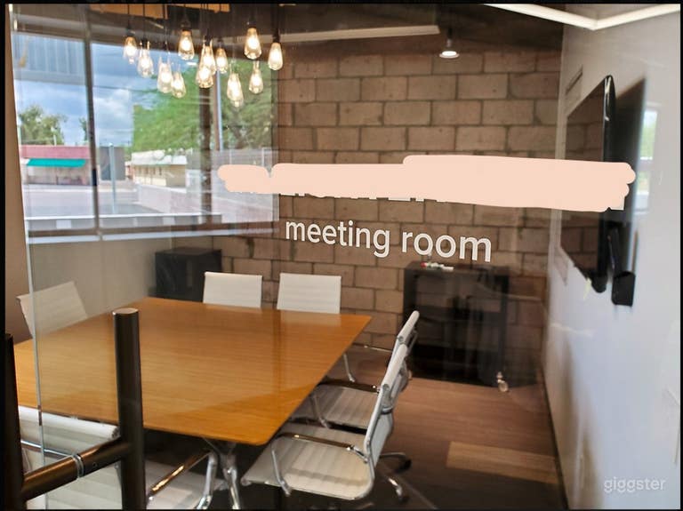  Intimate Meeting Space for Up to 8 Guests 
