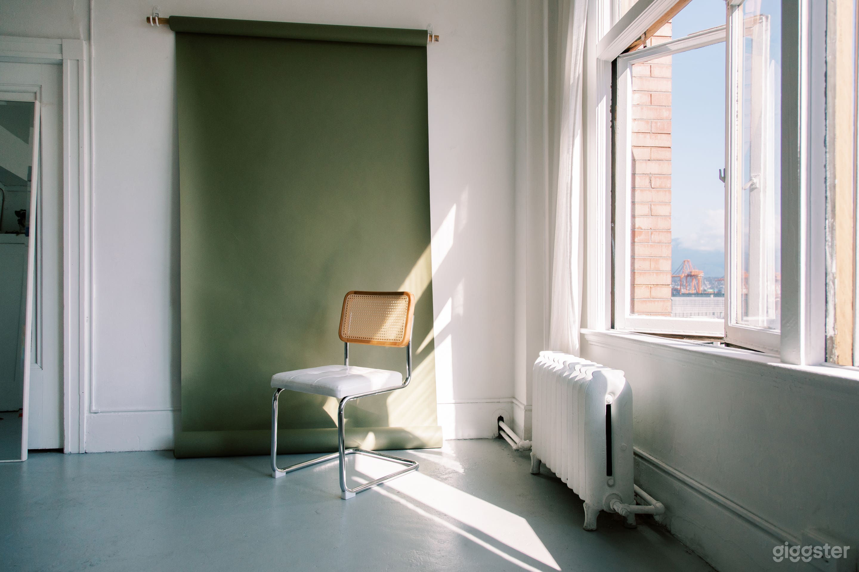 Bright Gastown Studio Photo 3