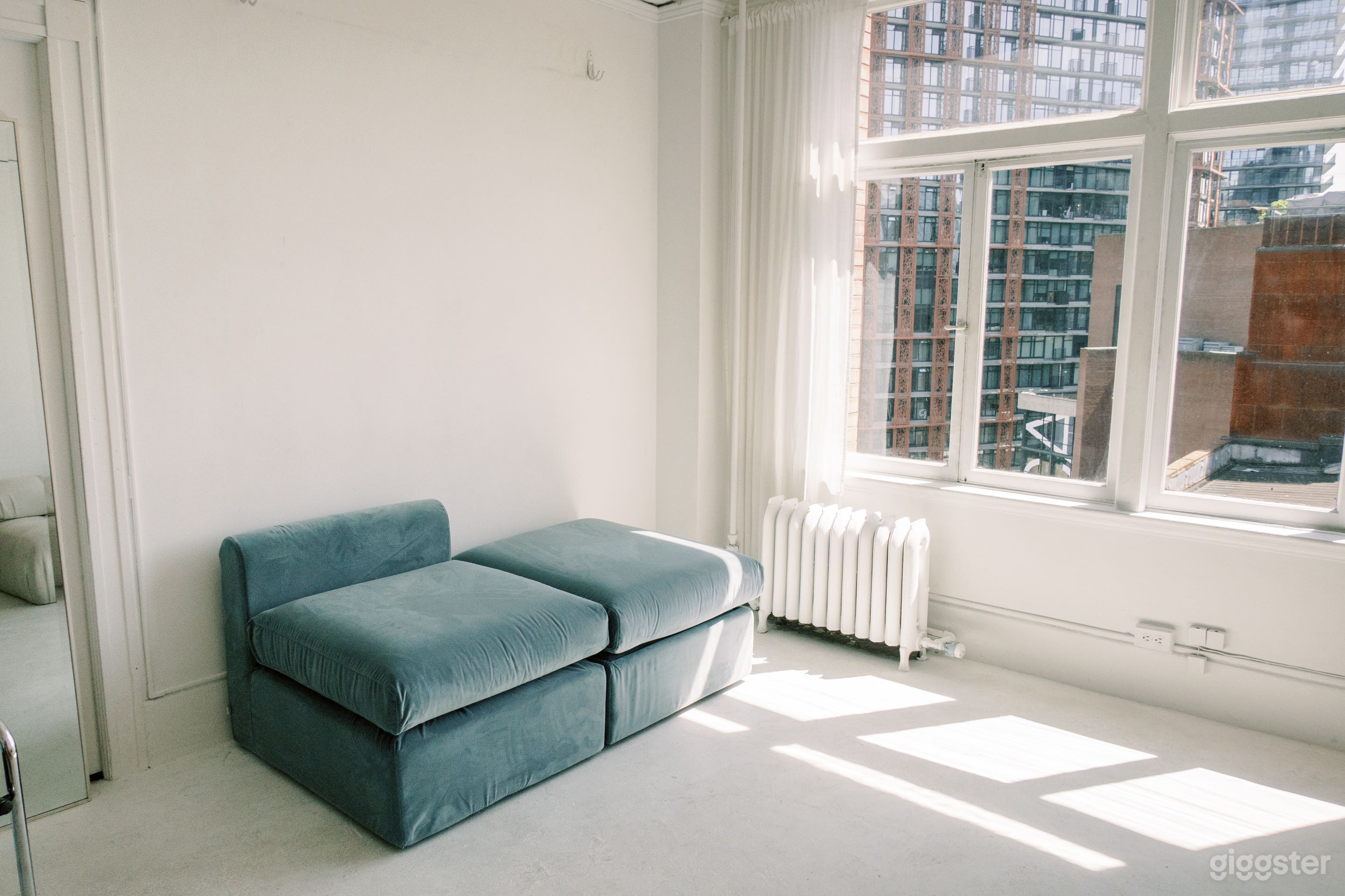 Bright Gastown Studio Photo 1