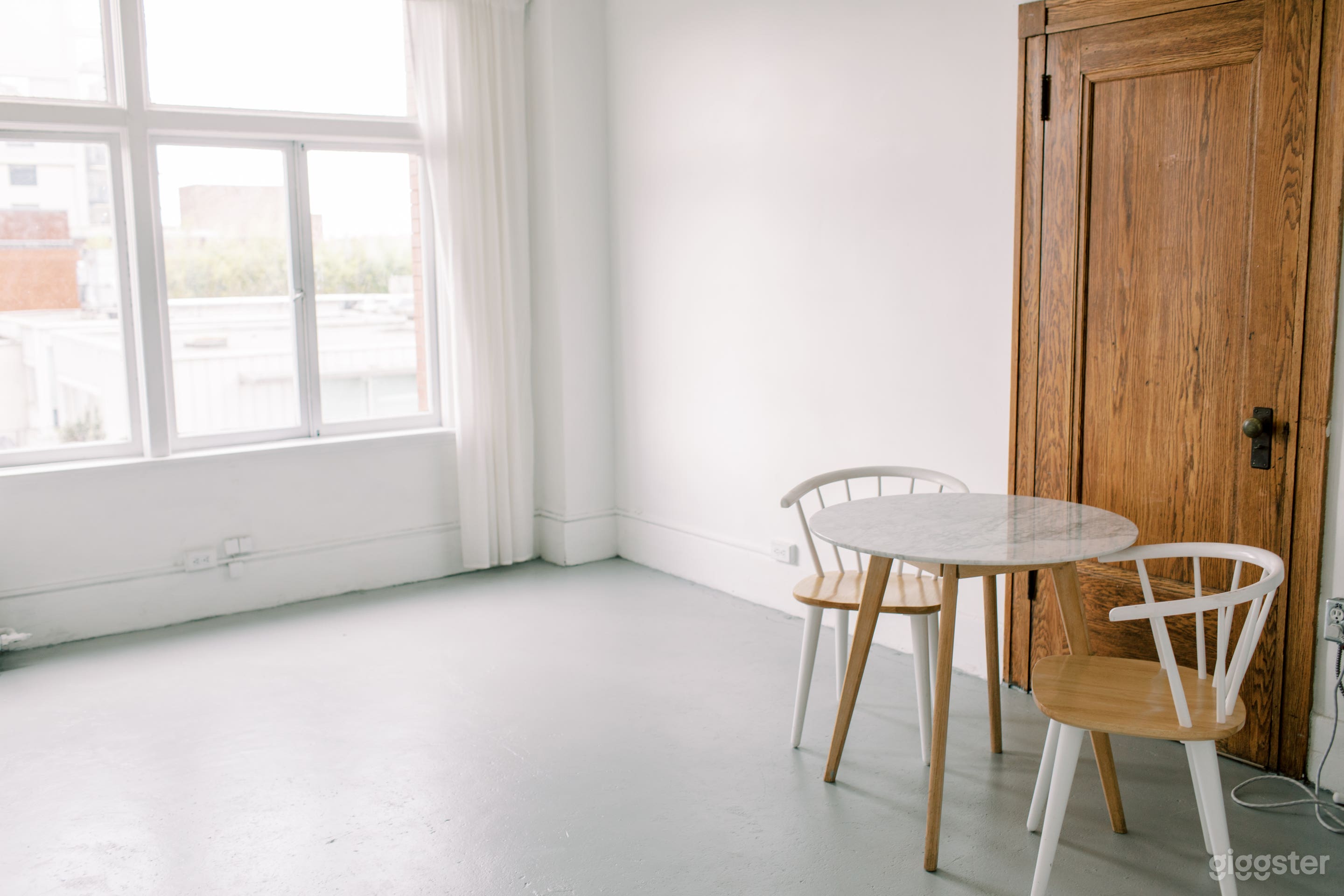 Bright Gastown Studio Photo 4