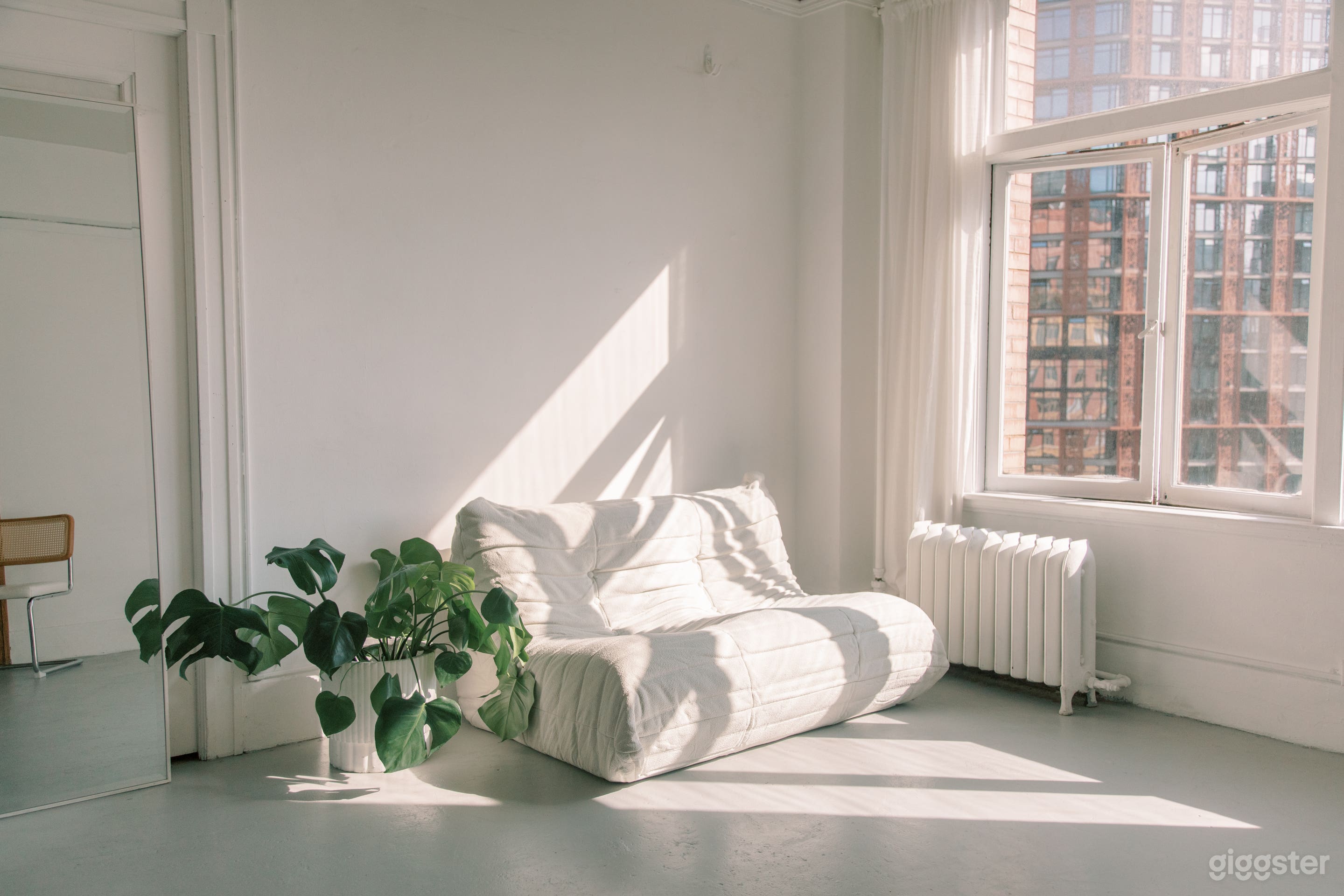 Bright Gastown Studio Photo 1