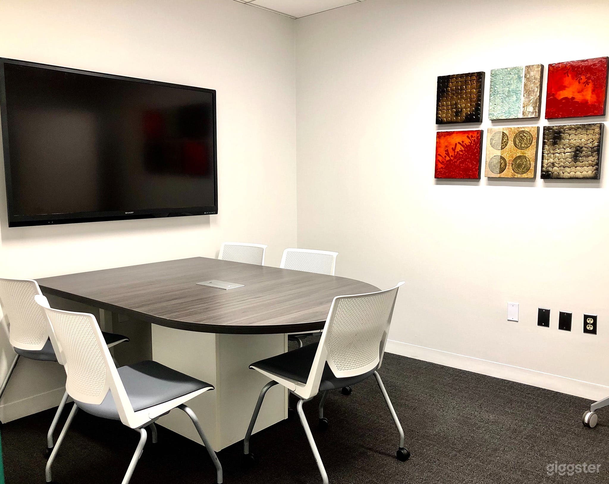 Smart Meeting Space for 3-5 People   Photo 1