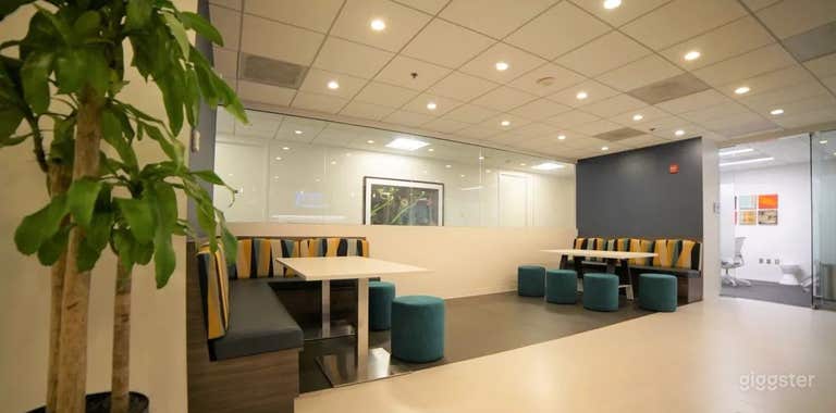  Smart Meeting Space for 3-5 People   