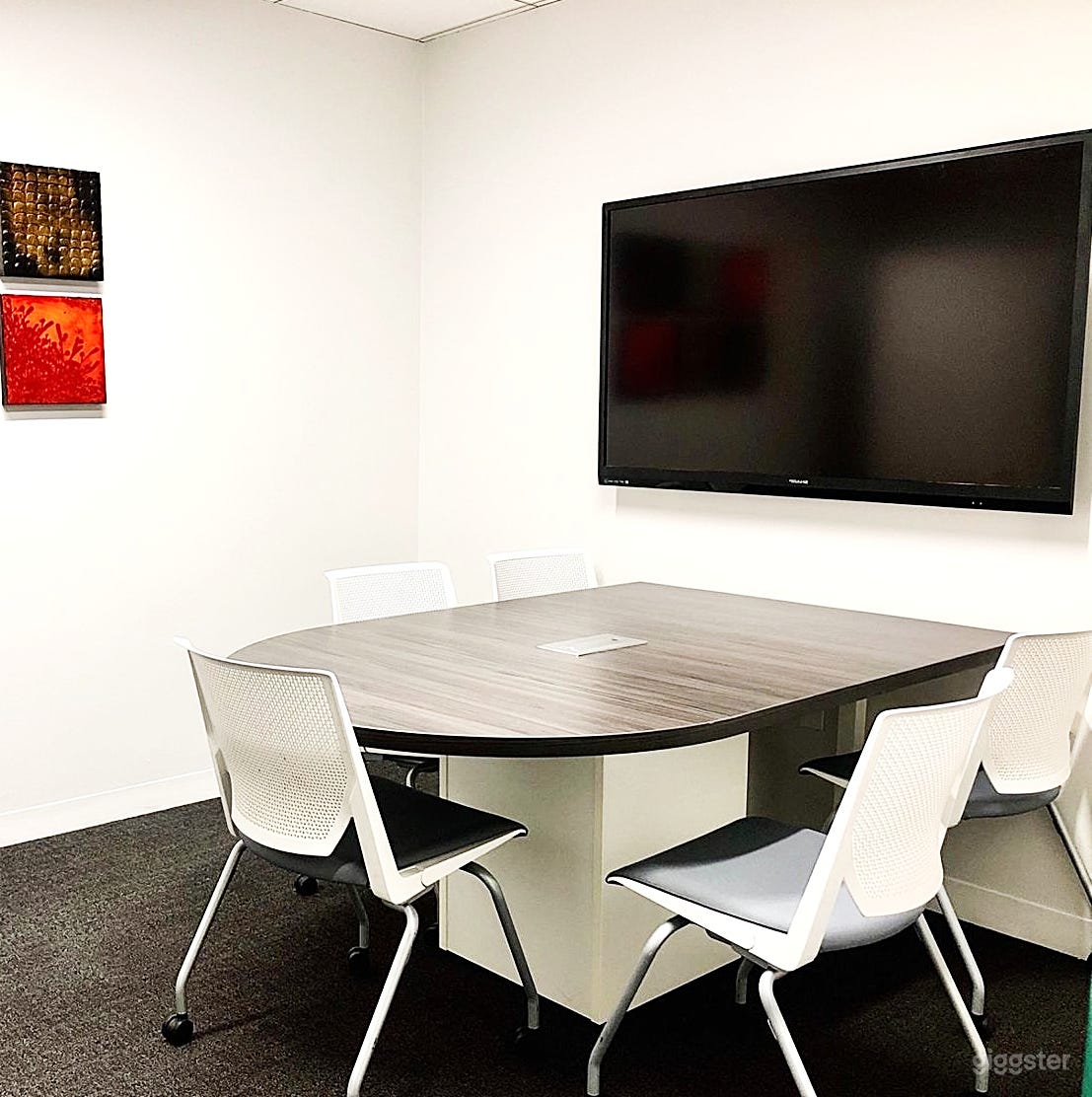 Smart Meeting Space for 3-5 People   Photo 2