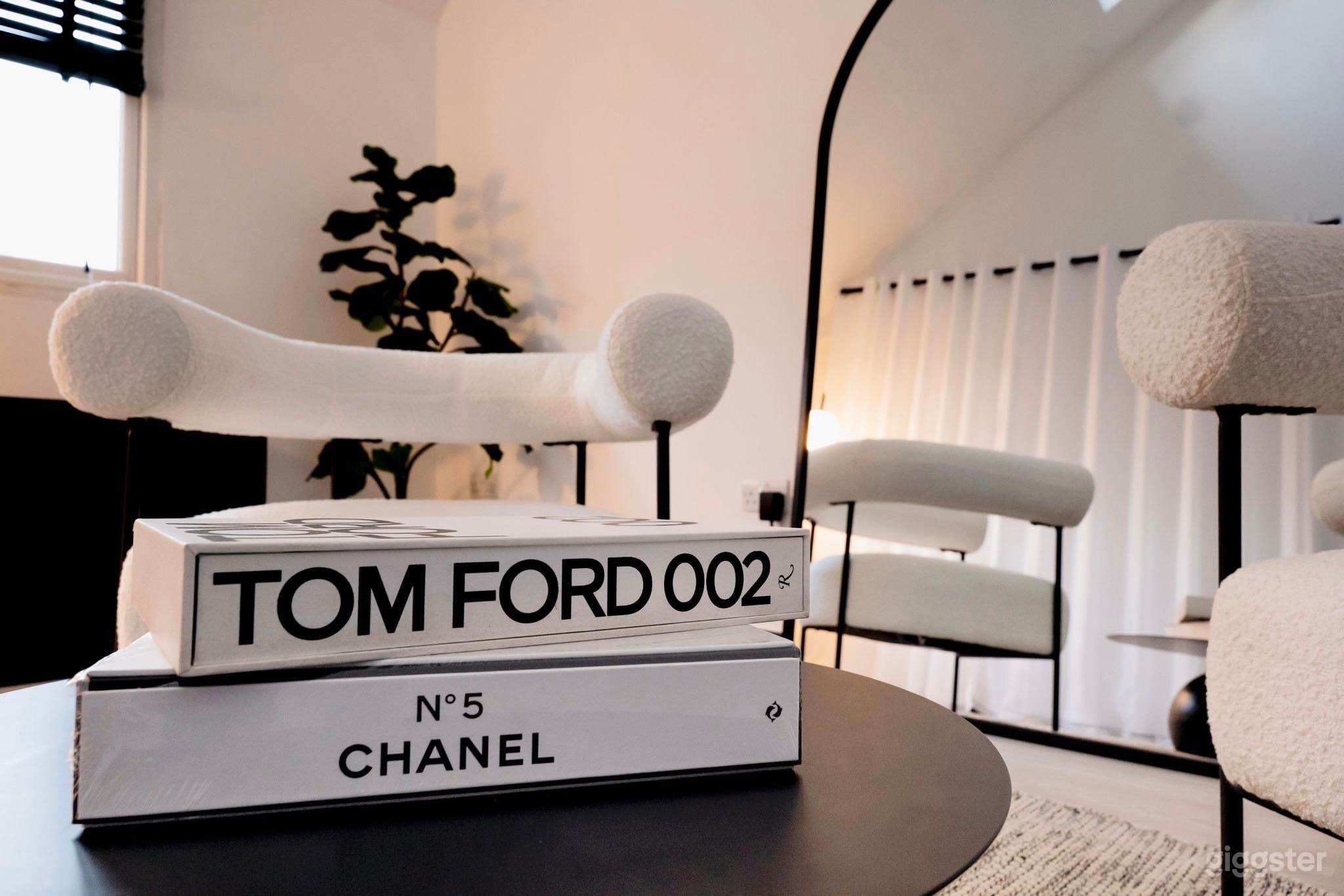 Fully equipped studio with luxury furniture, lighting equipment, and free Wi-Fi  Photo 4