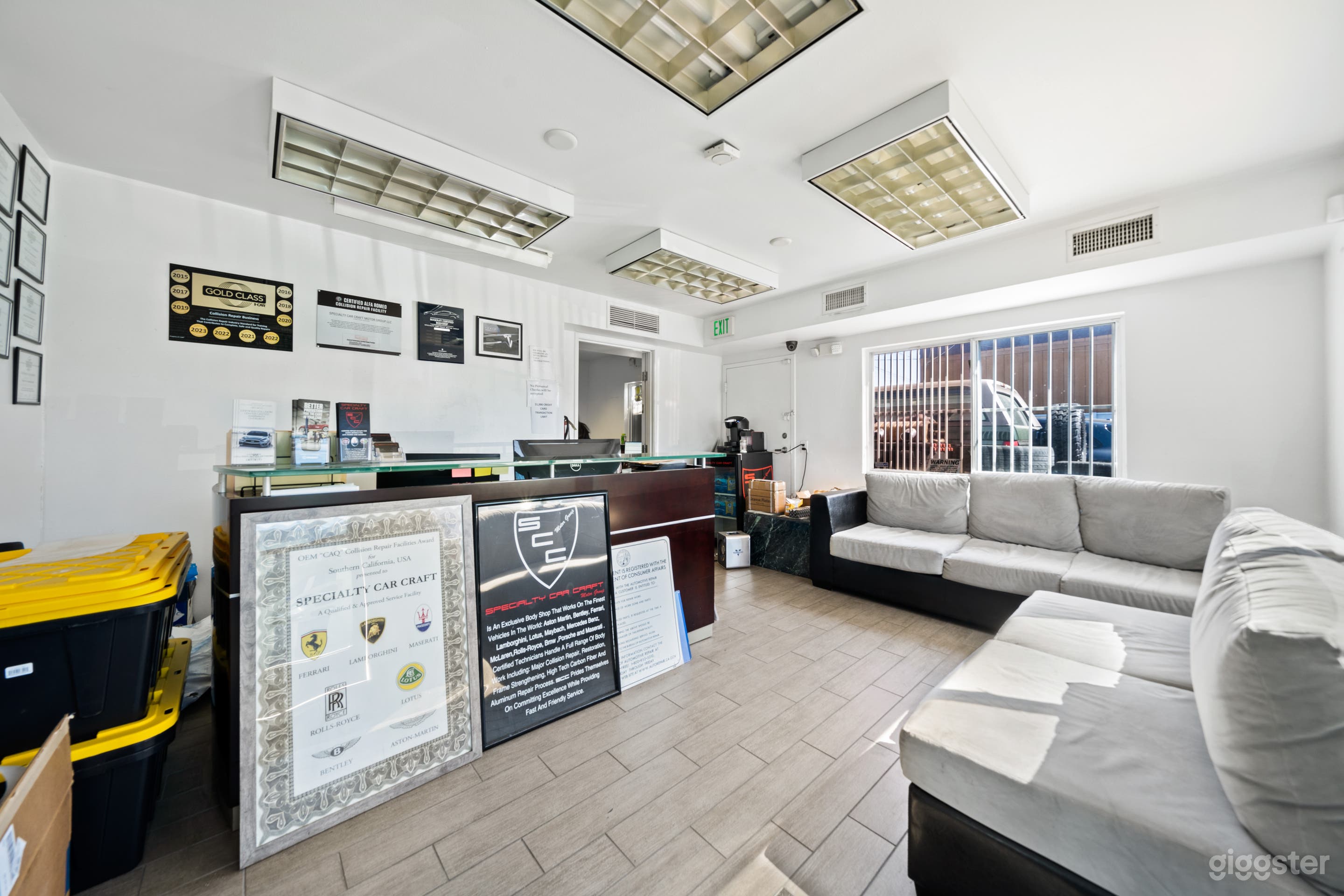 EXOTIC CAR HAVEN – SLEEK &amp; HIGH-END AUTO SHOP Photo 4