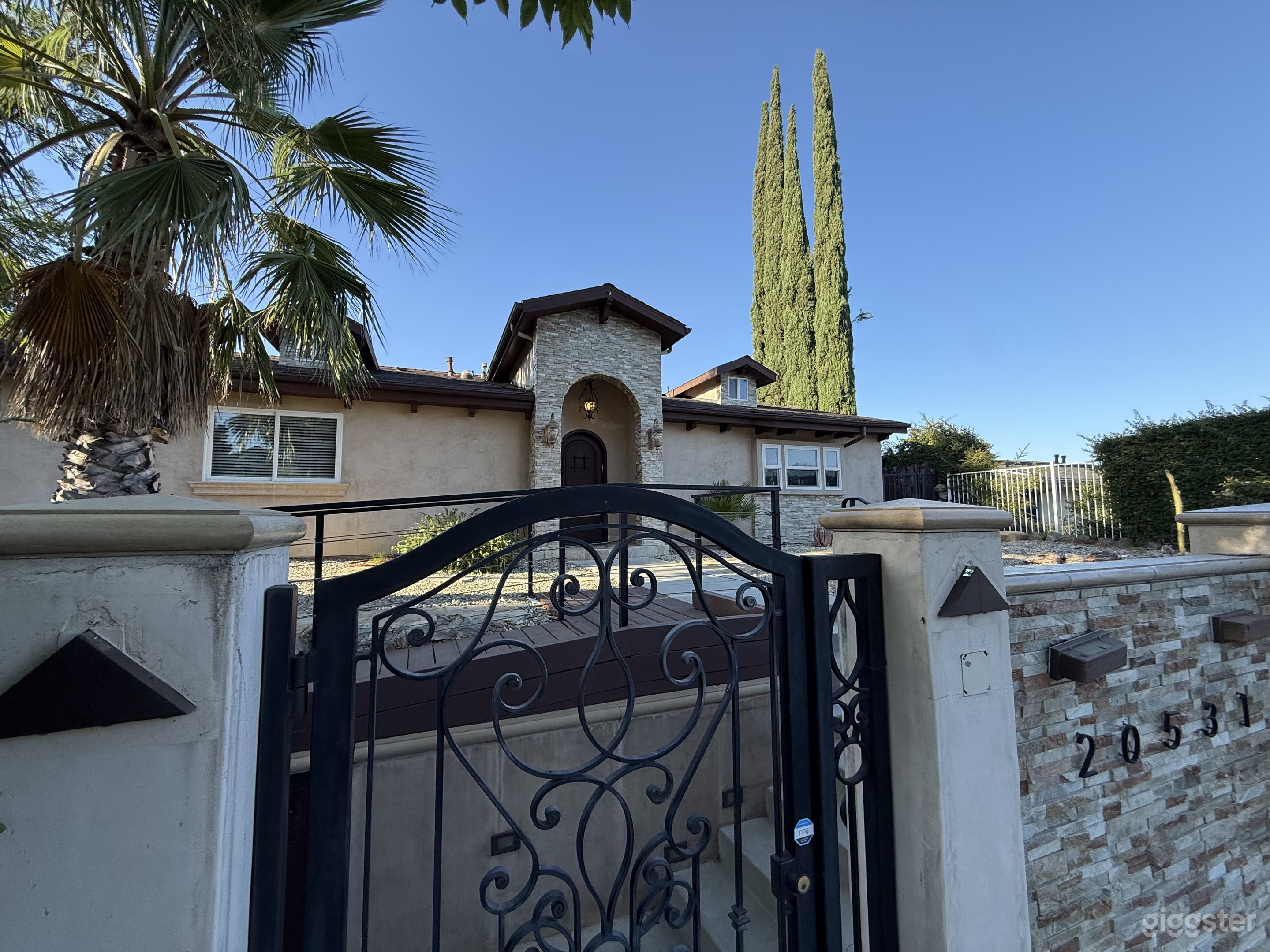 Modern Spacious Open One Story House Photo 3