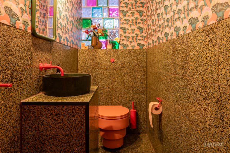  Wohnung mit funky, lebendigem Interieur & Hausbar 