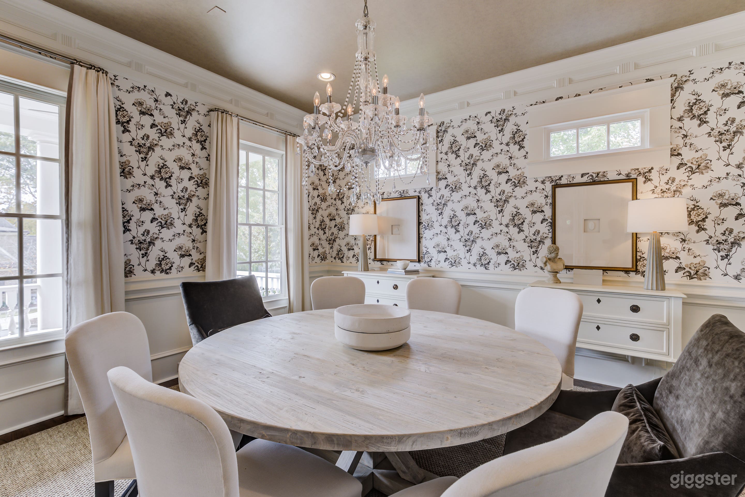 Beautiful Southern Style Traditional Home  Photo 3