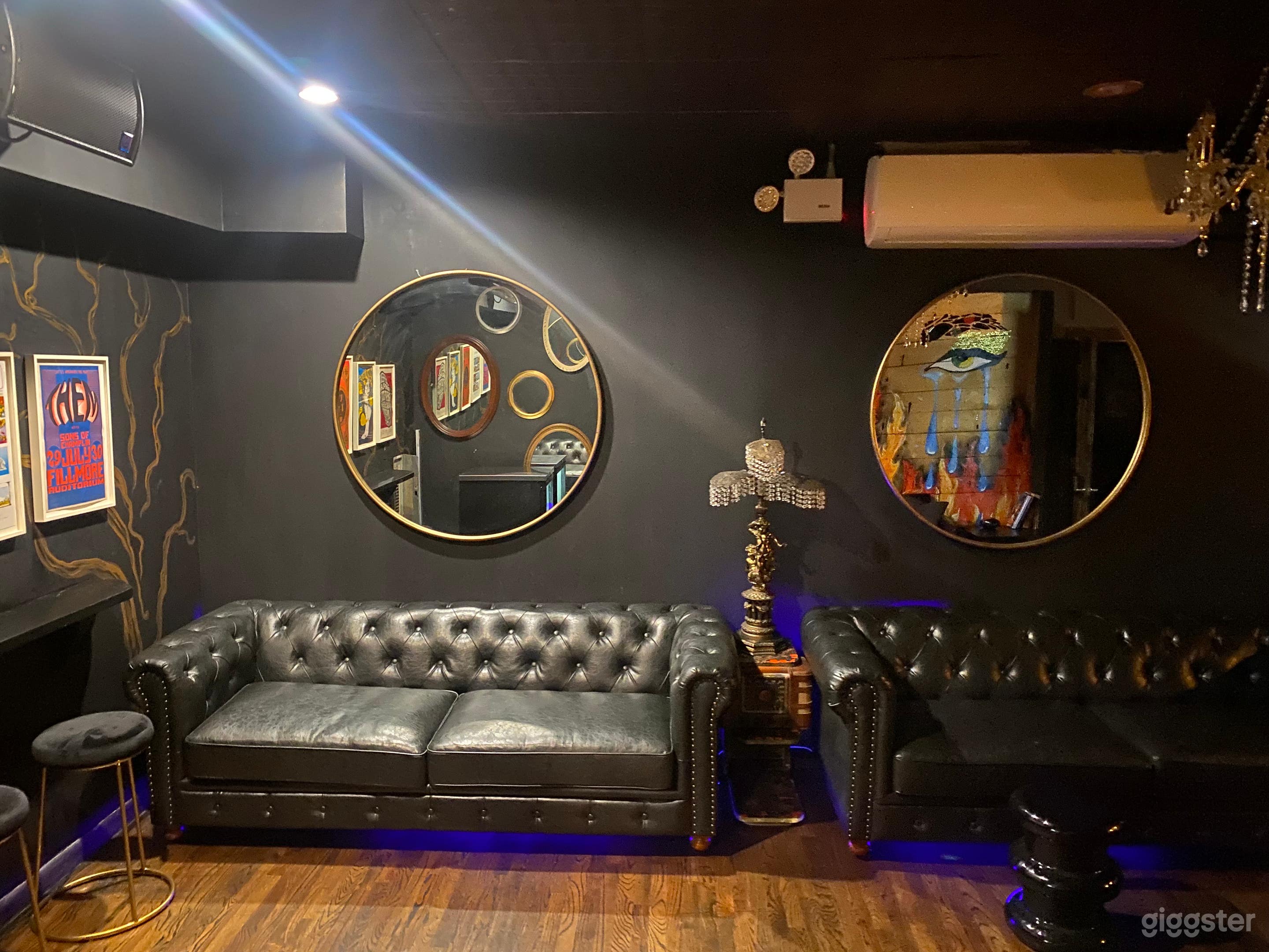 Intimate and Uniquely Styled New York Lounge Photo 2