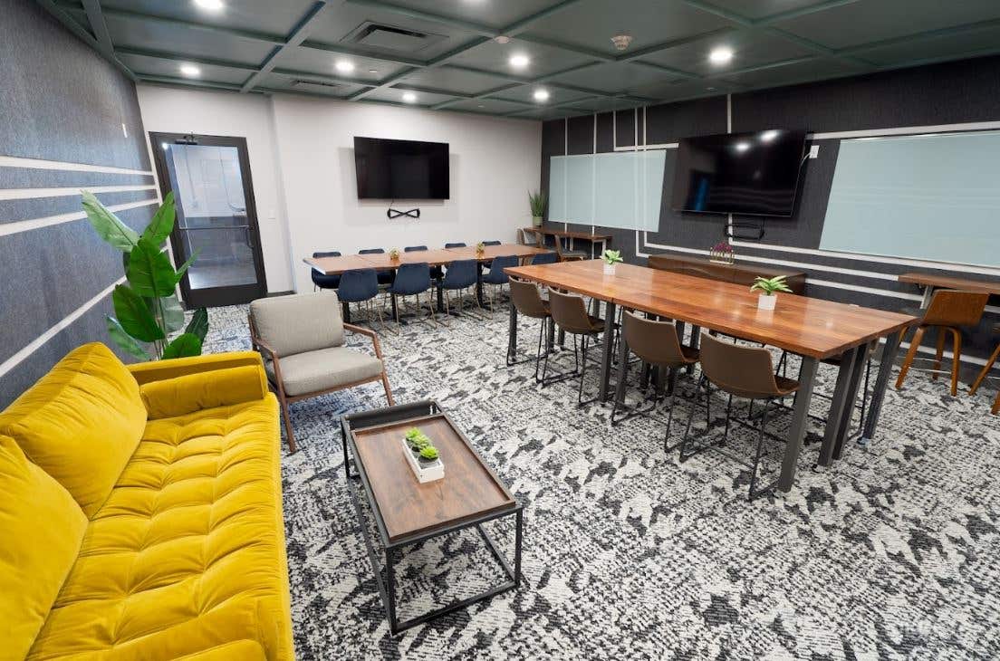 Plaza-98 Room in Cincinnati Photo 1