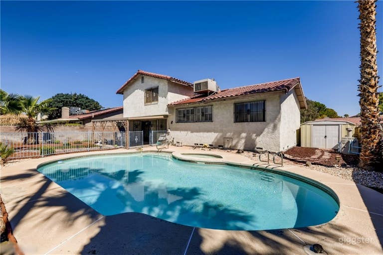  Las Vegas Poolside Paradise: Ideal for Productions & Photoshoots (Up to 10 Guests) 