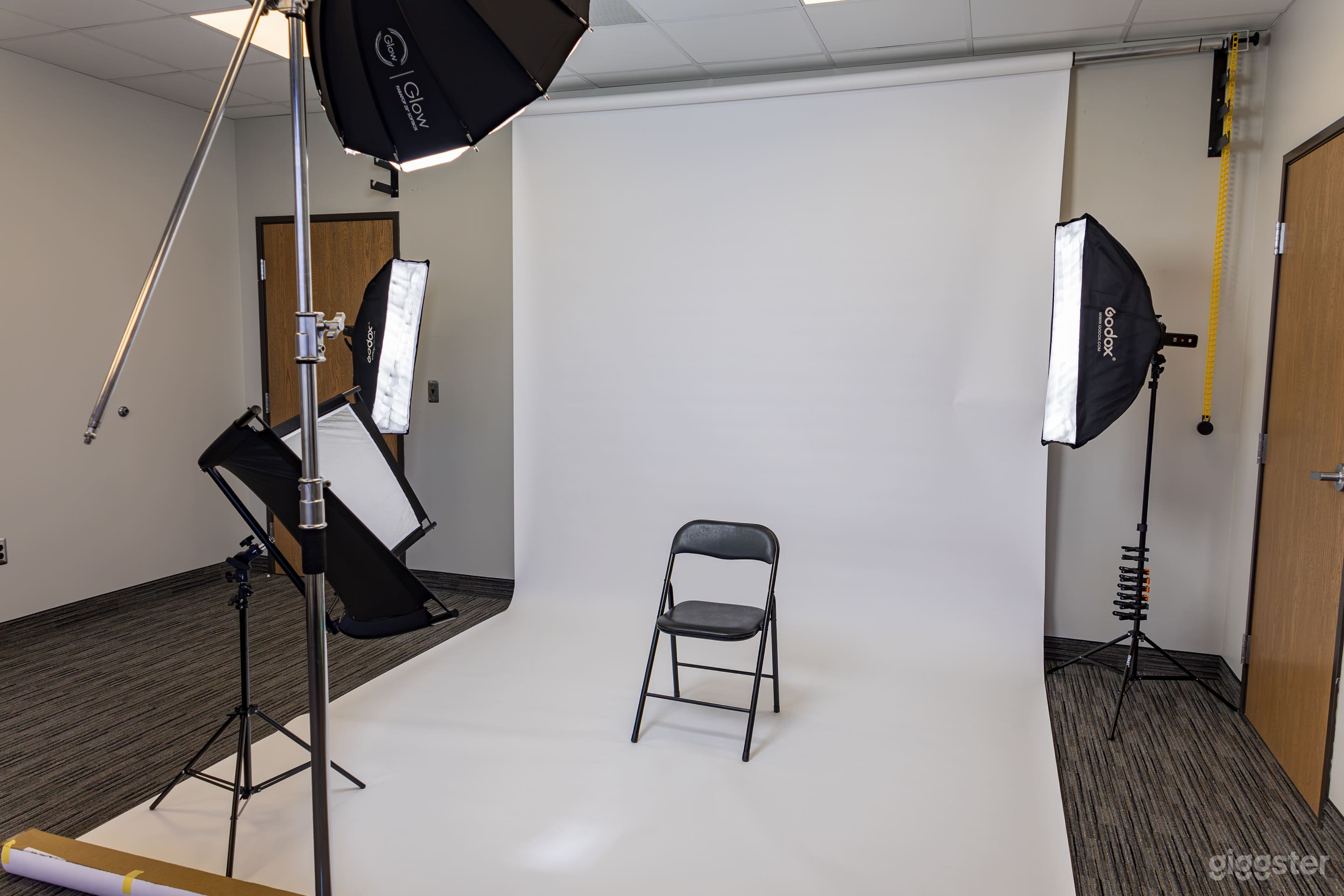 Natural Light Vibrant Photo Studio Photo 1