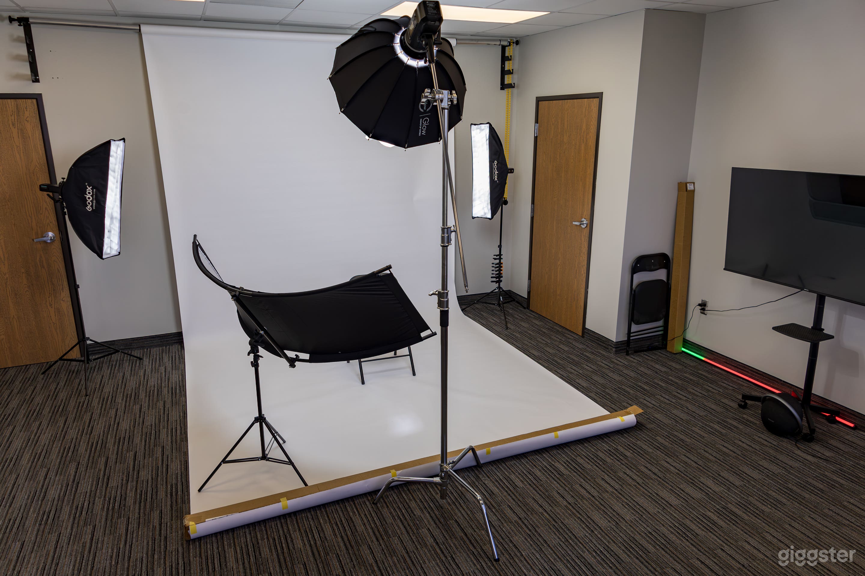 Natural Light Vibrant Photo Studio Photo 4