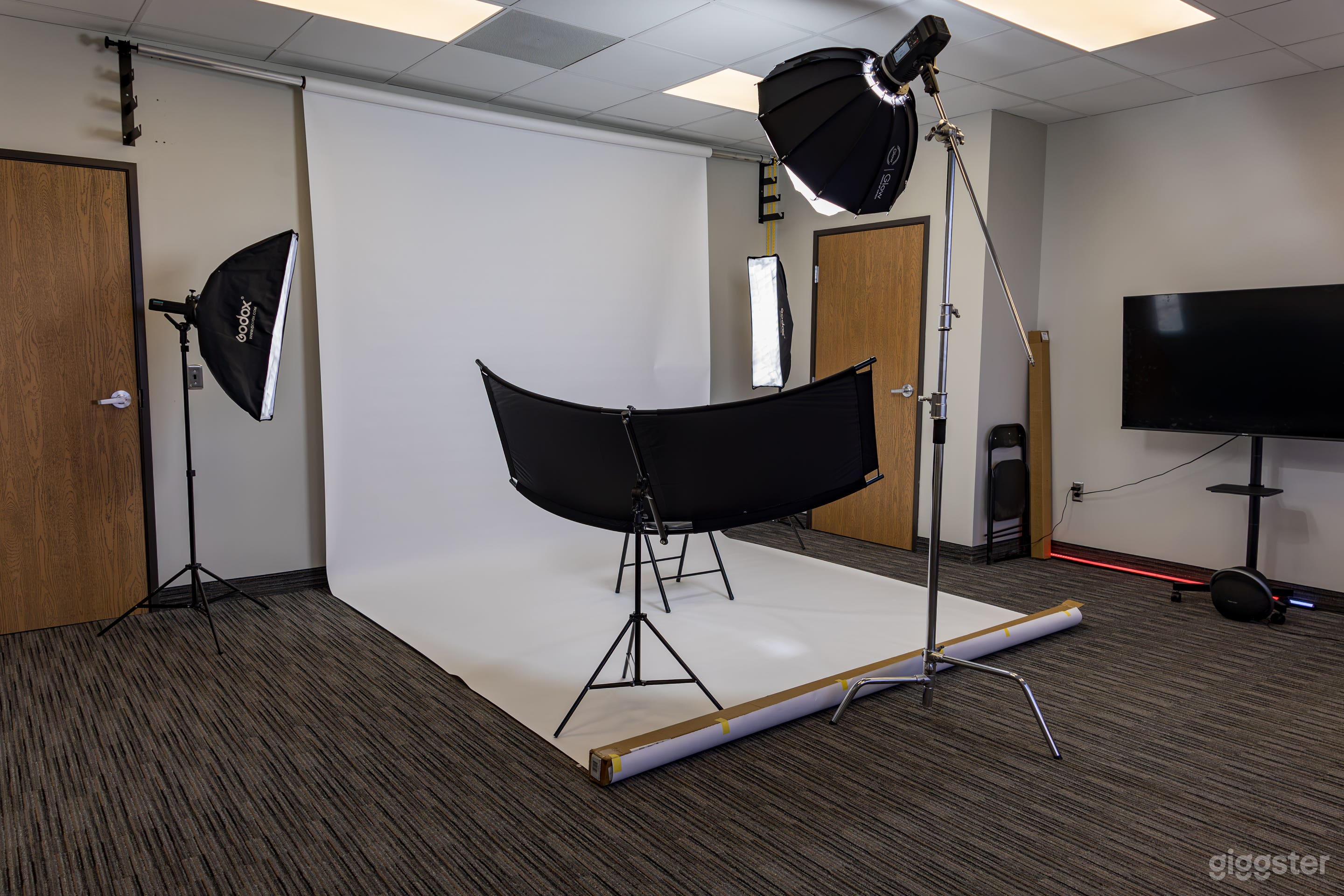 Natural Light Vibrant Photo Studio Photo 2