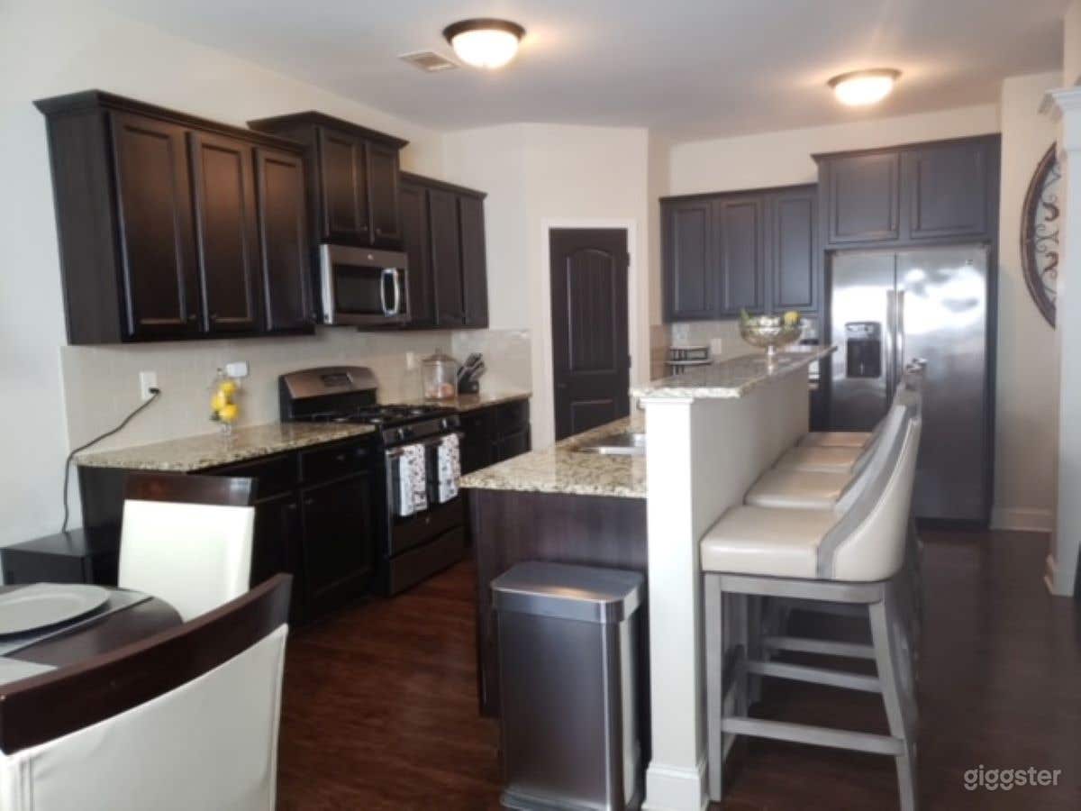 Fabulous House with Newly Build Backyard Oasis Photo 4