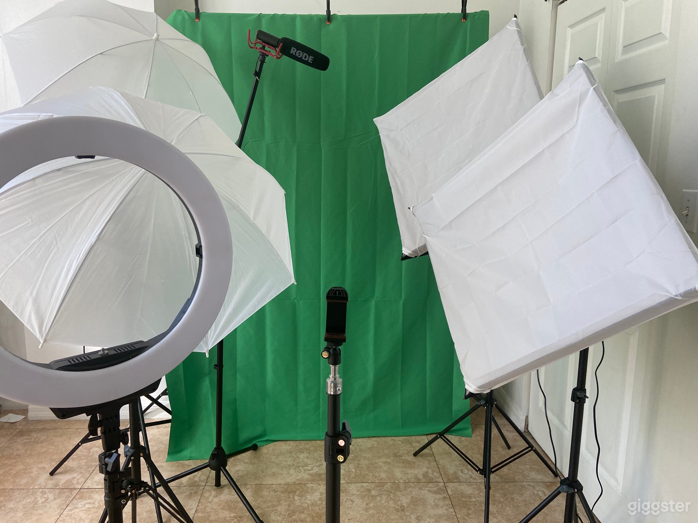 Bright Fully-Equipped Creator Studio in Edgewater Photo 1