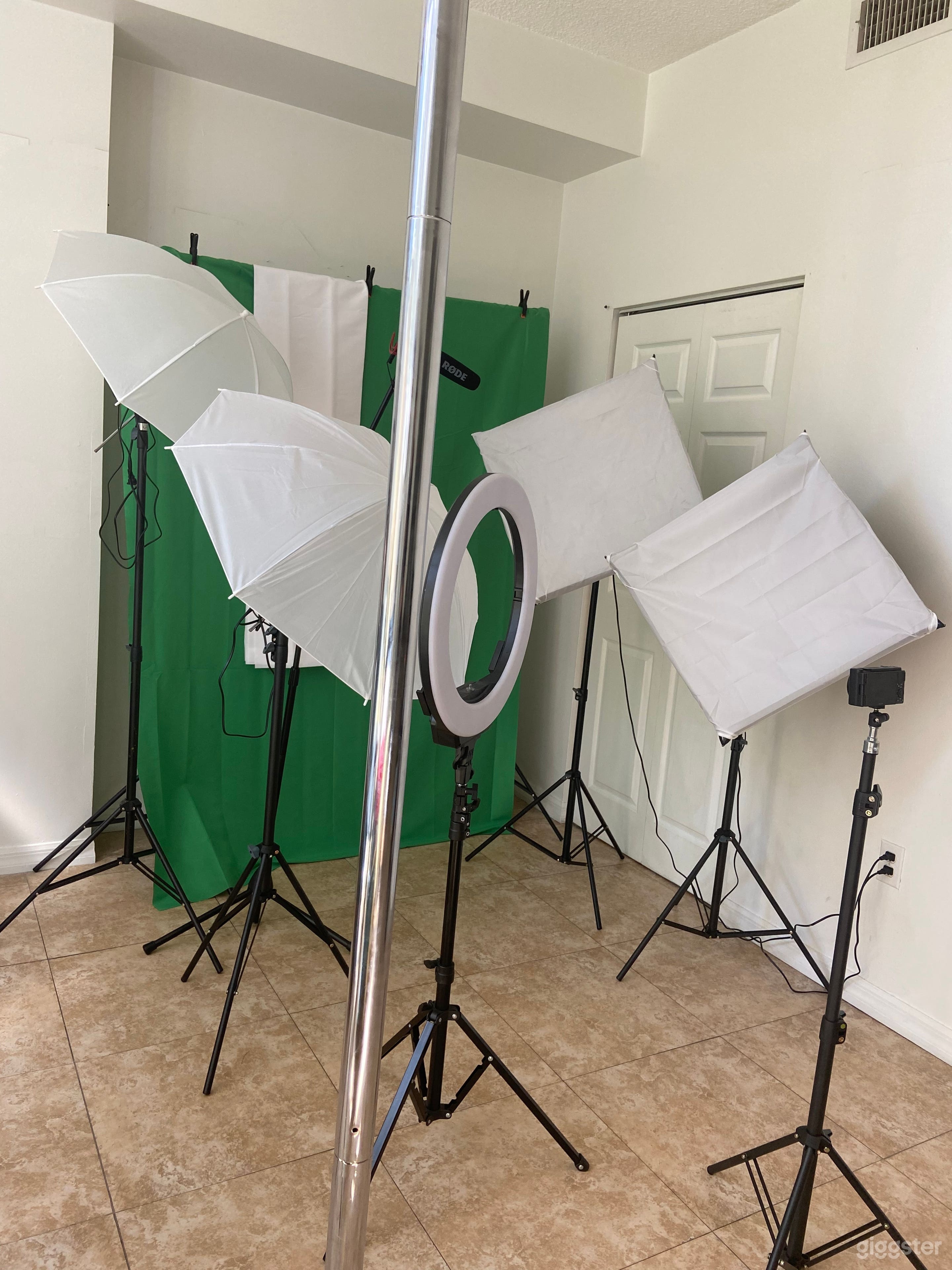 Bright Fully-Equipped Creator Studio in Edgewater Photo 4