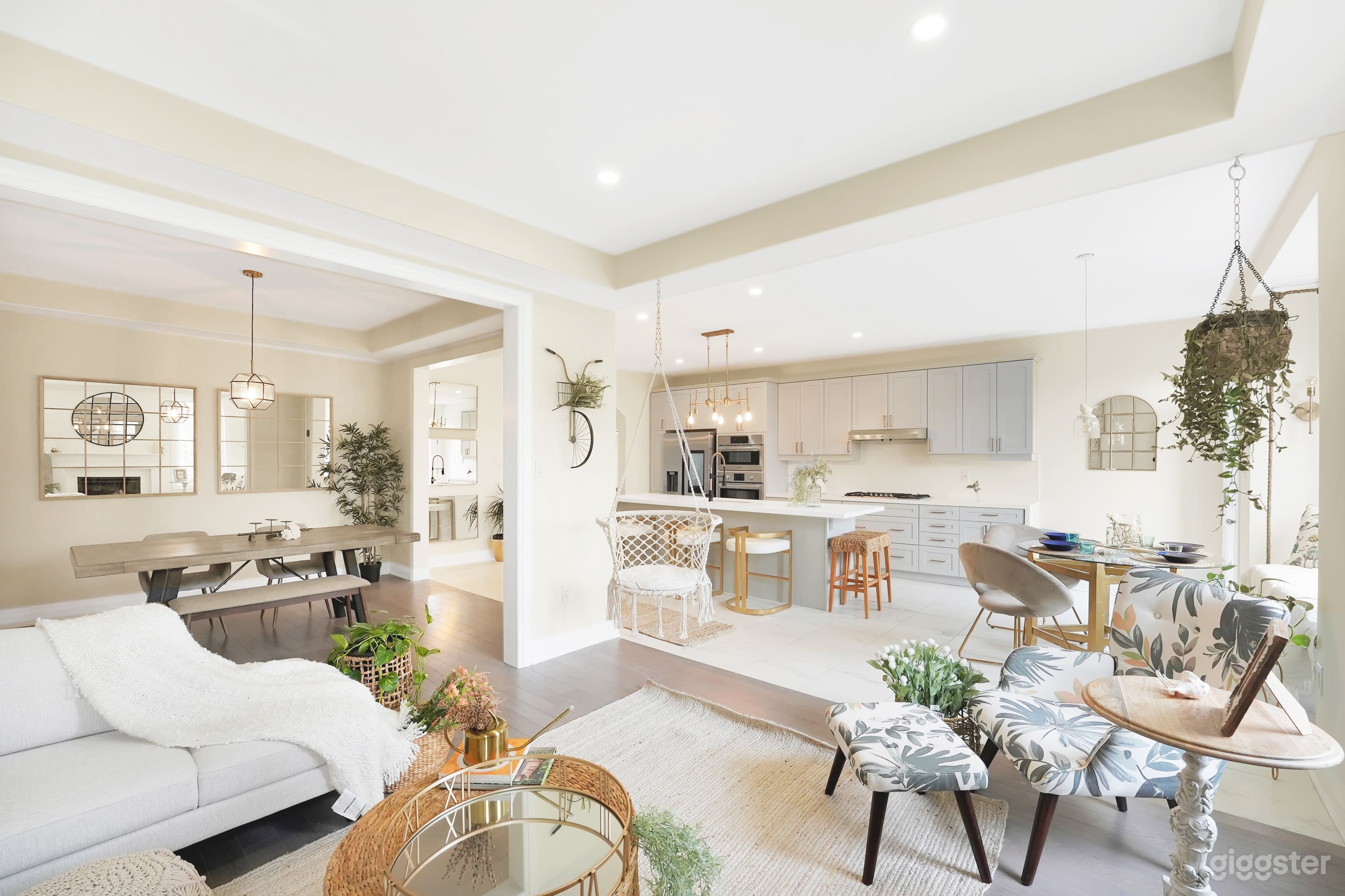 Gorgeous Airy Home Photo 4