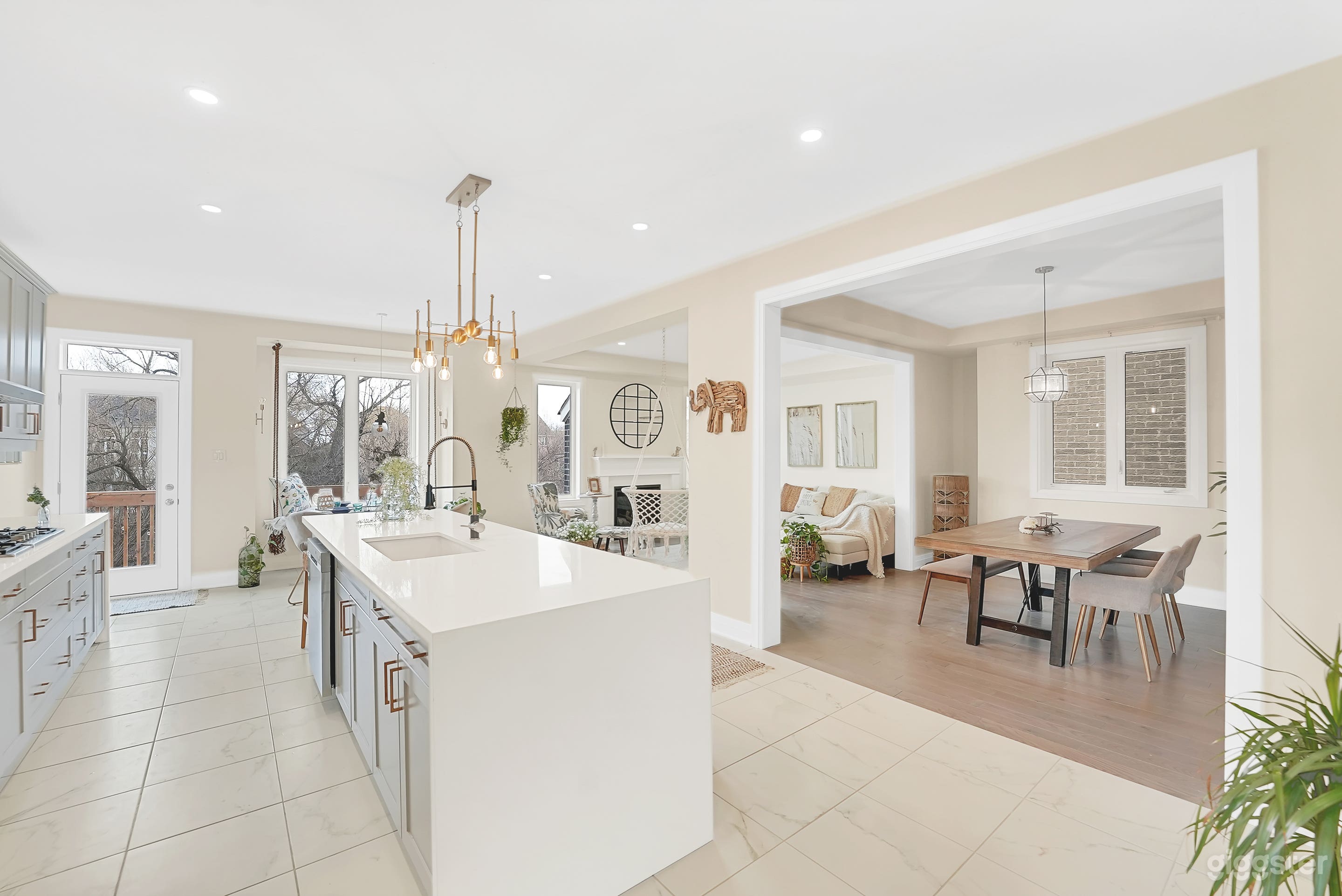 Gorgeous Airy Home Photo 3