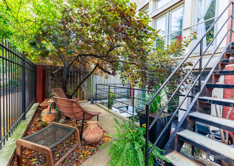  A Stylish & Spacious Home Great, for Hosting 