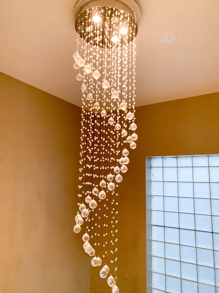  A Stylish & Spacious Home Great, for Hosting 