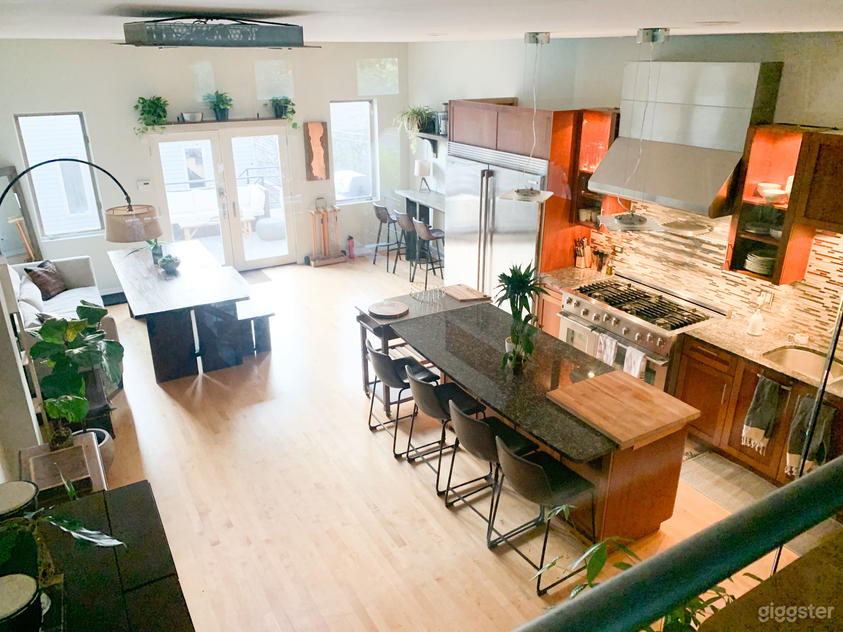 A Stylish &amp; Spacious Home Great, for Hosting Photo 1