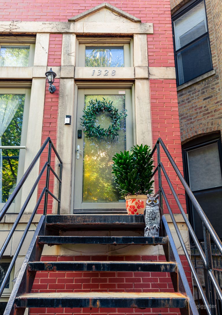  A Stylish & Spacious Home Great, for Hosting 