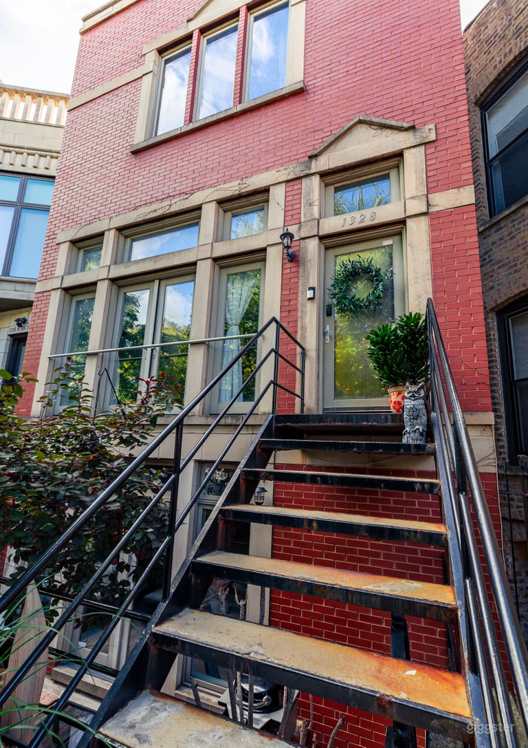  A Stylish & Spacious Home Great, for Hosting 