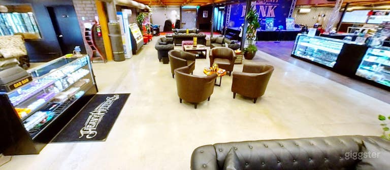  Amplio dispensario y salón con escenario 