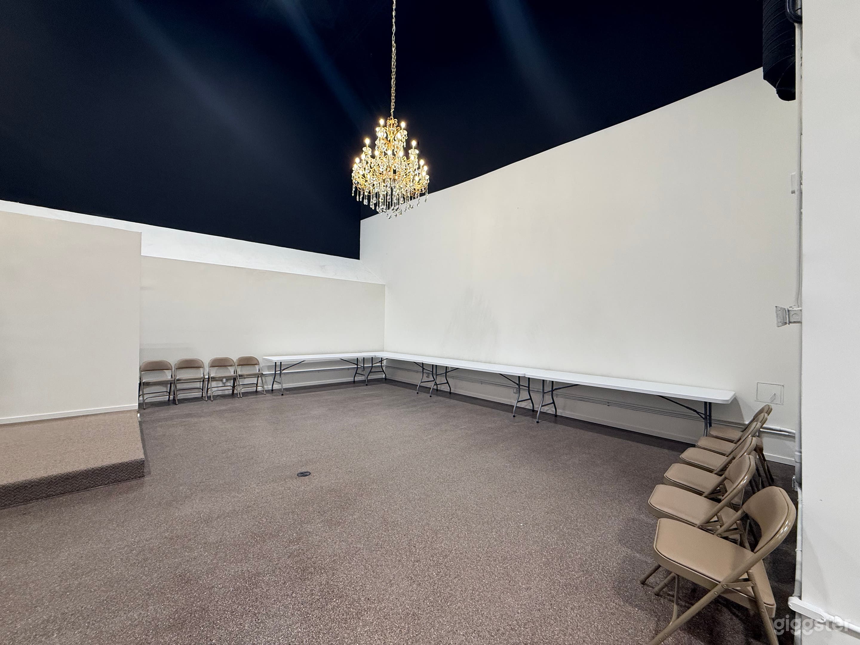 Stunning open-concept event space Photo 3