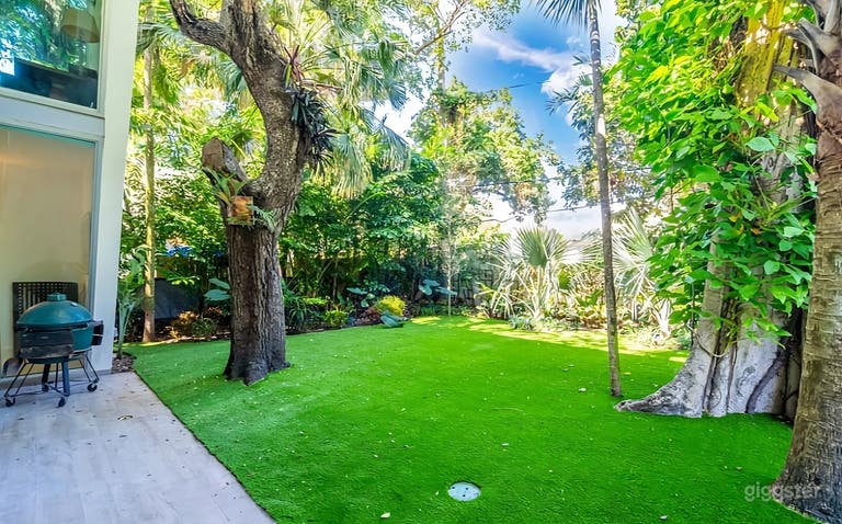  Contemporary Tropical Backyard 