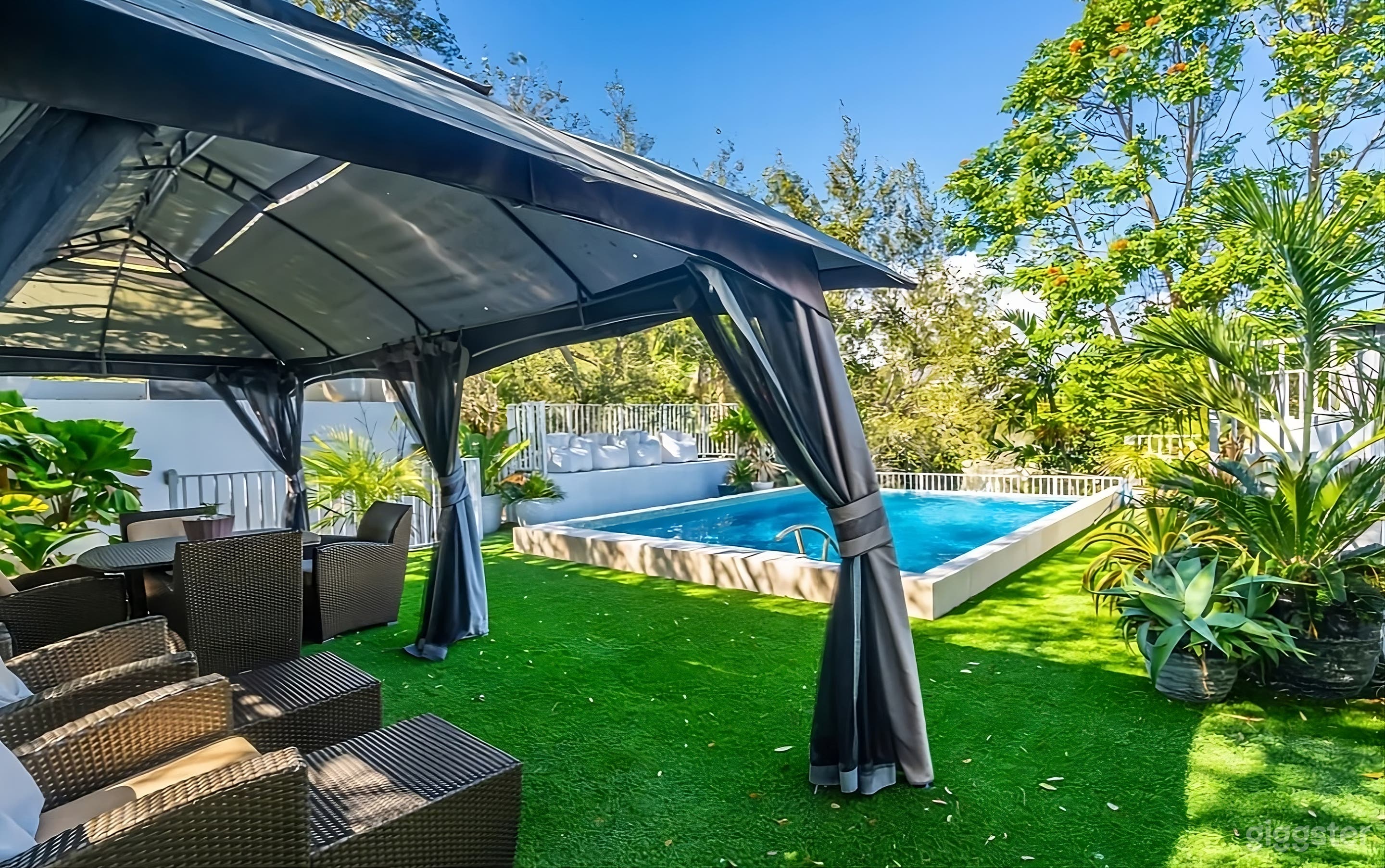 Contemporary Tropical Backyard Photo 1