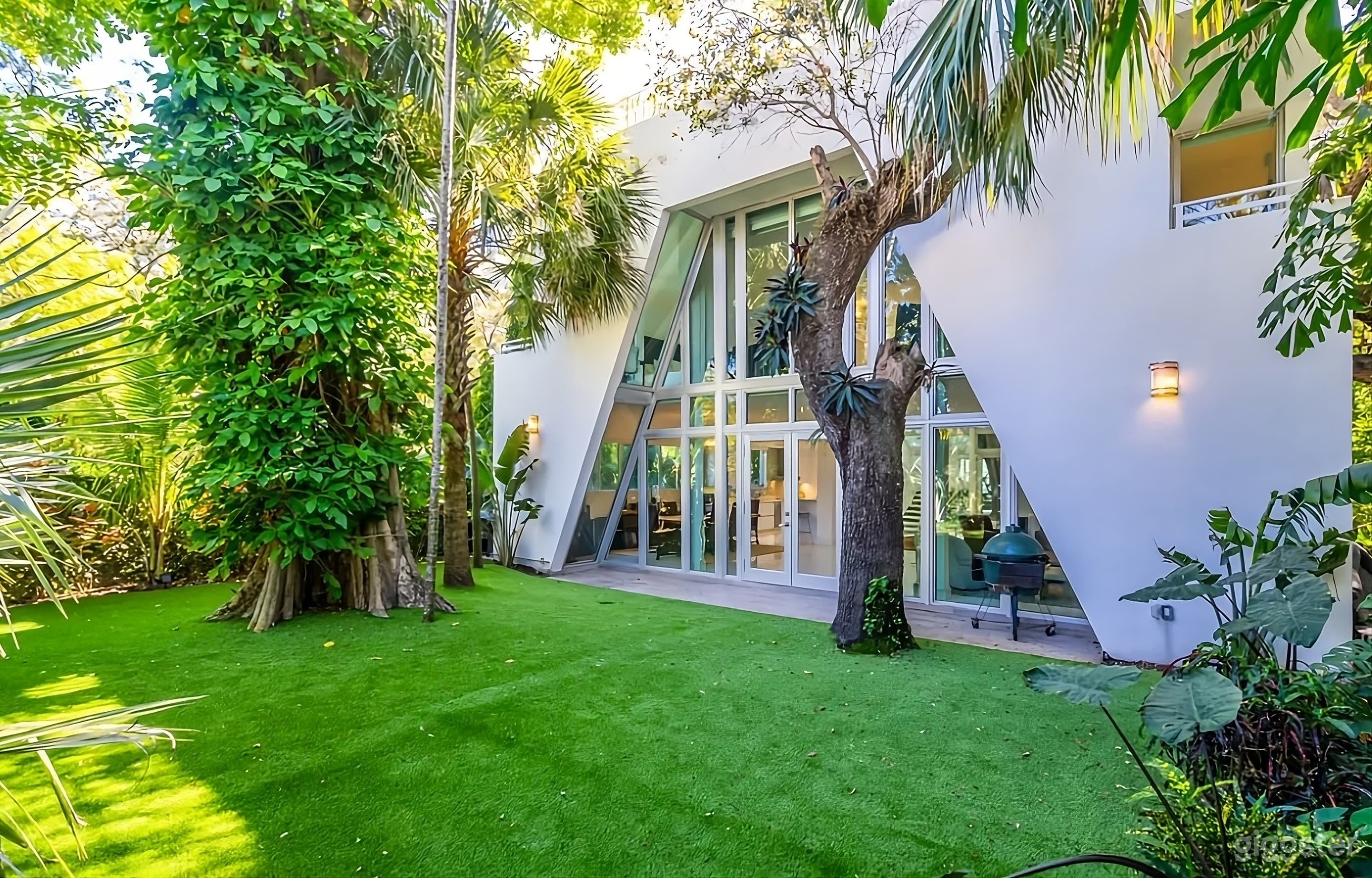 Contemporary Tropical Backyard Photo 4