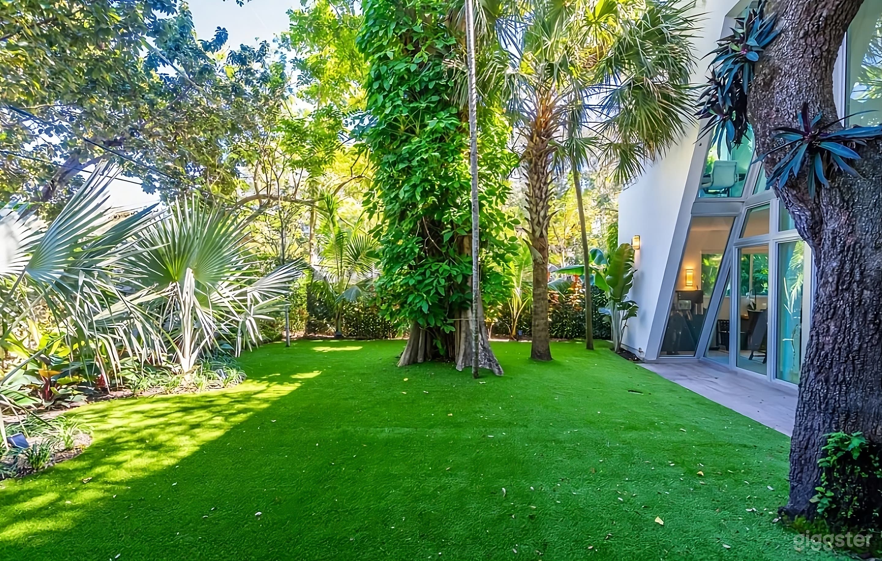 Contemporary Tropical Backyard Photo 3