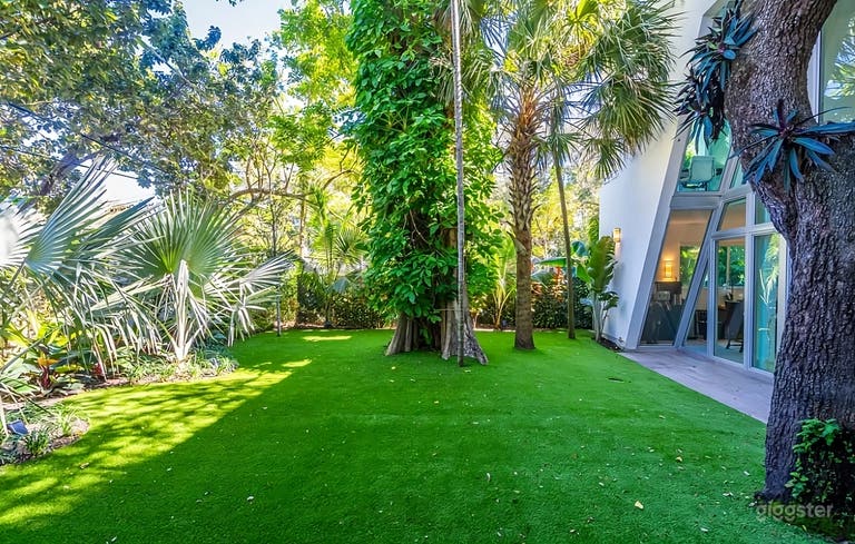  Contemporary Tropical Backyard 