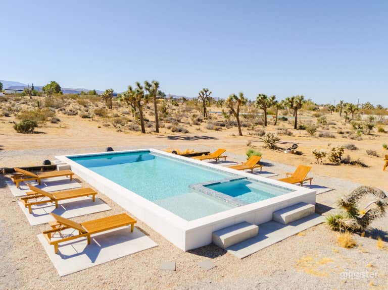  DESERT DREAMSCAPE SLEEK OUTDOOR POOL 