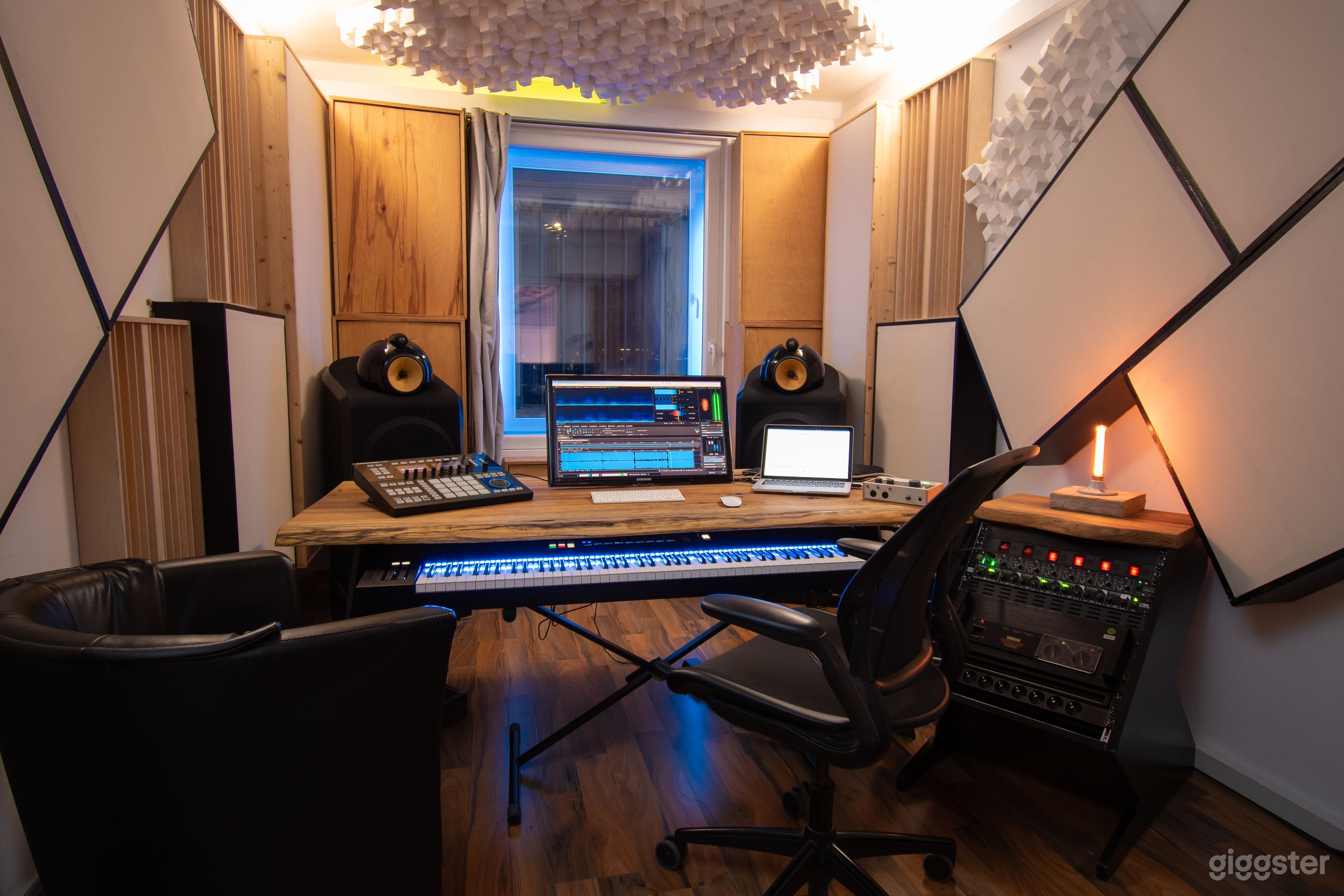 Modern Recording & Rehearsal Studio with Flexible Setup Photo 4