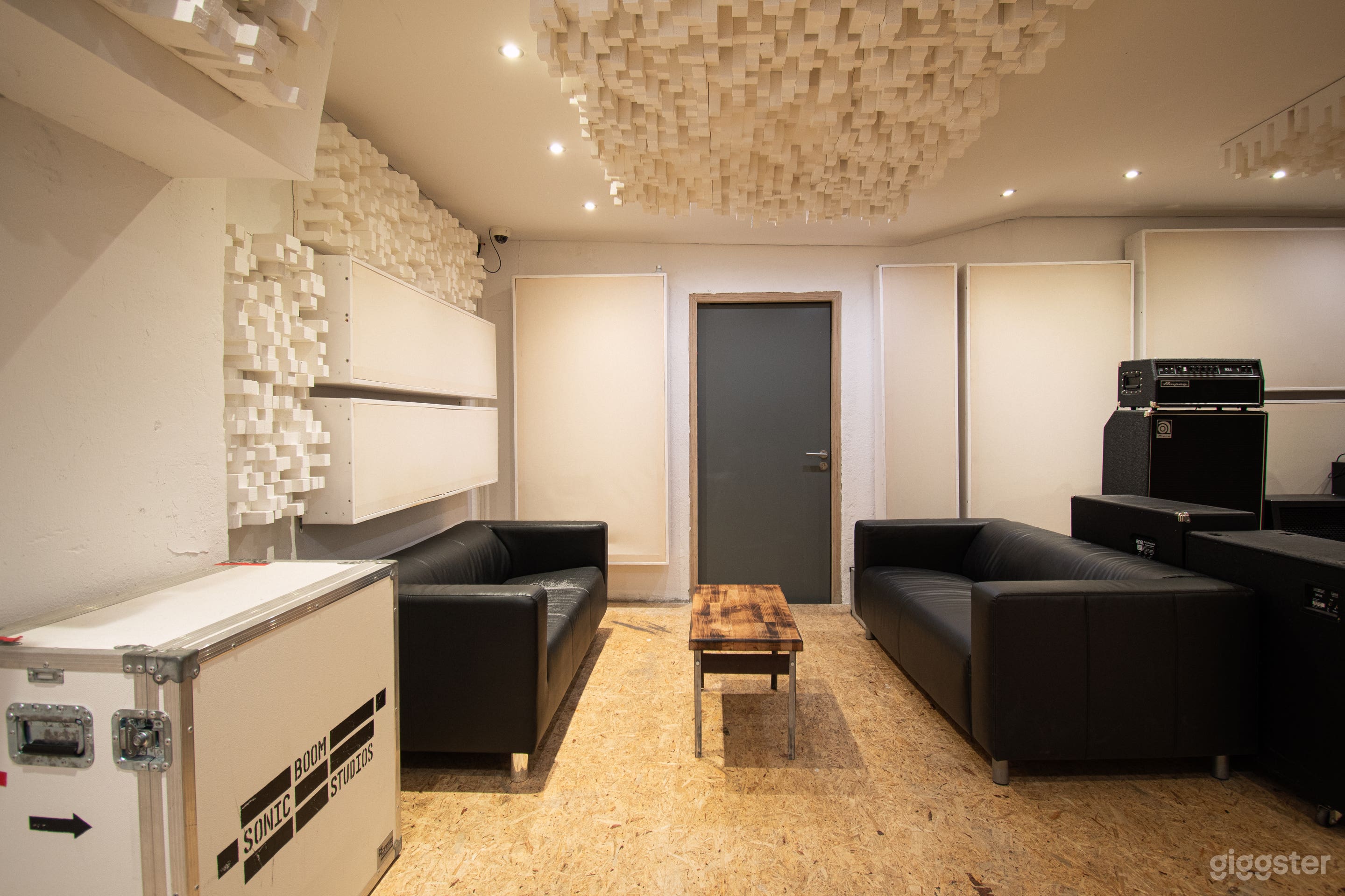 Modern Recording & Rehearsal Studio with Flexible Setup Photo 2