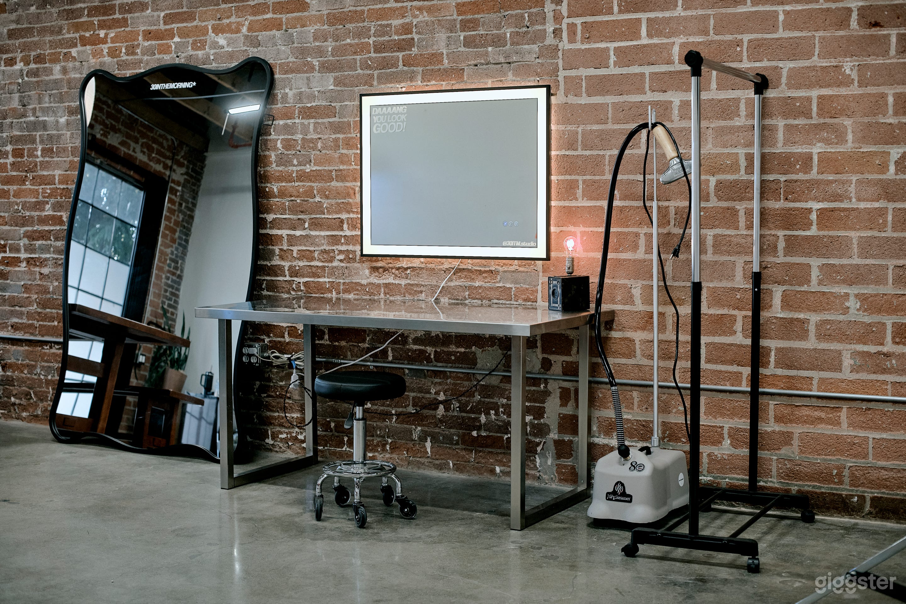 Cyc Studio w. EZ Load-In, Parking, Lights, Props! Photo 4