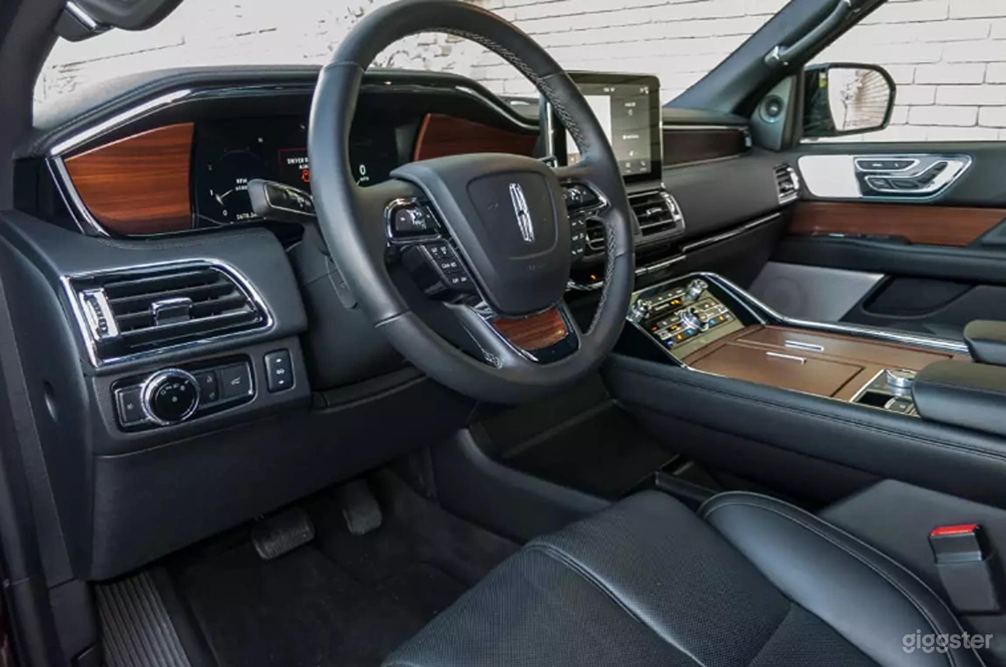 Elegance &amp; Ultimate Comfort With Lincoln Navigator Photo 4
