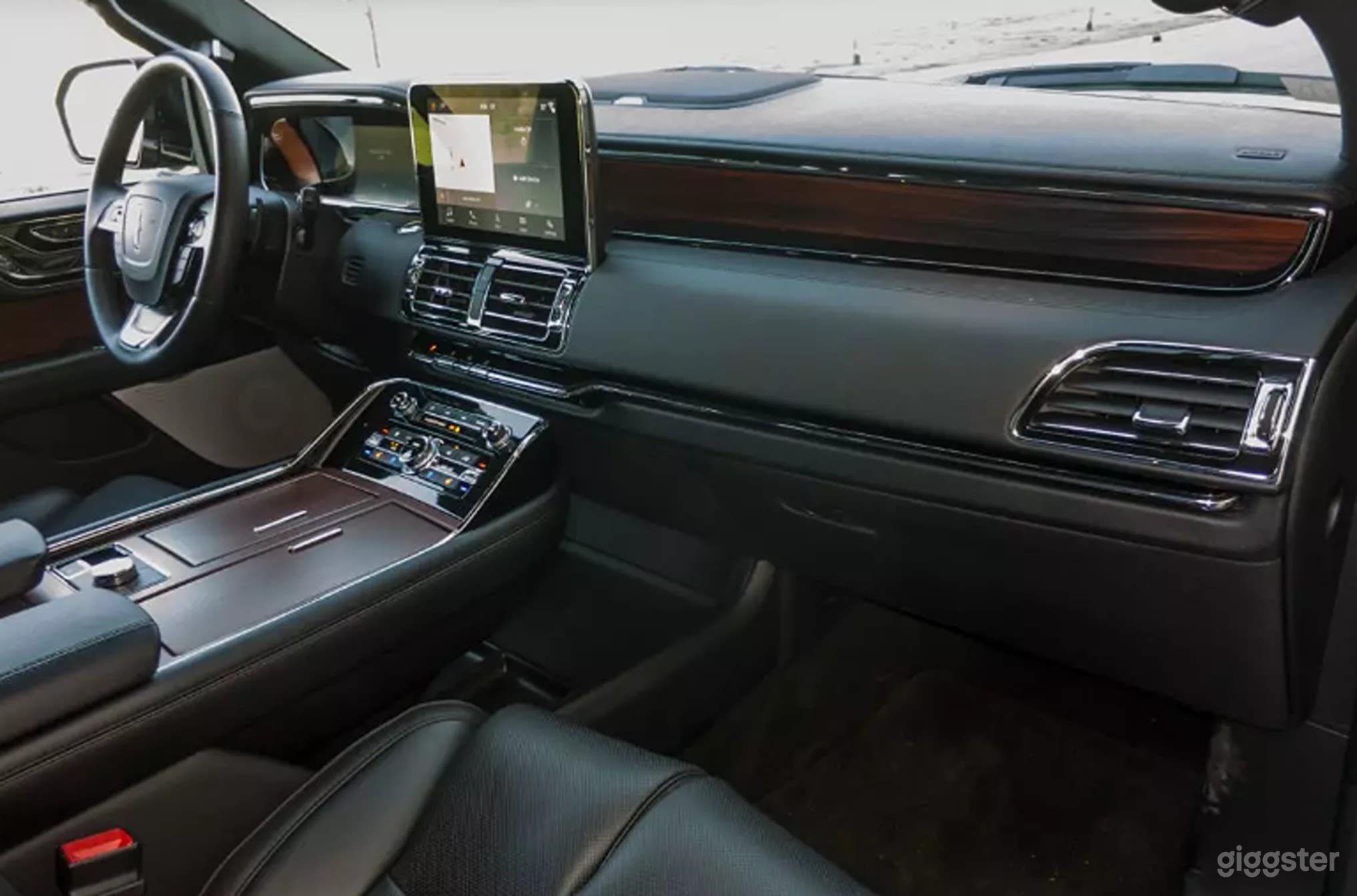 Elegance &amp; Ultimate Comfort With Lincoln Navigator Photo 3