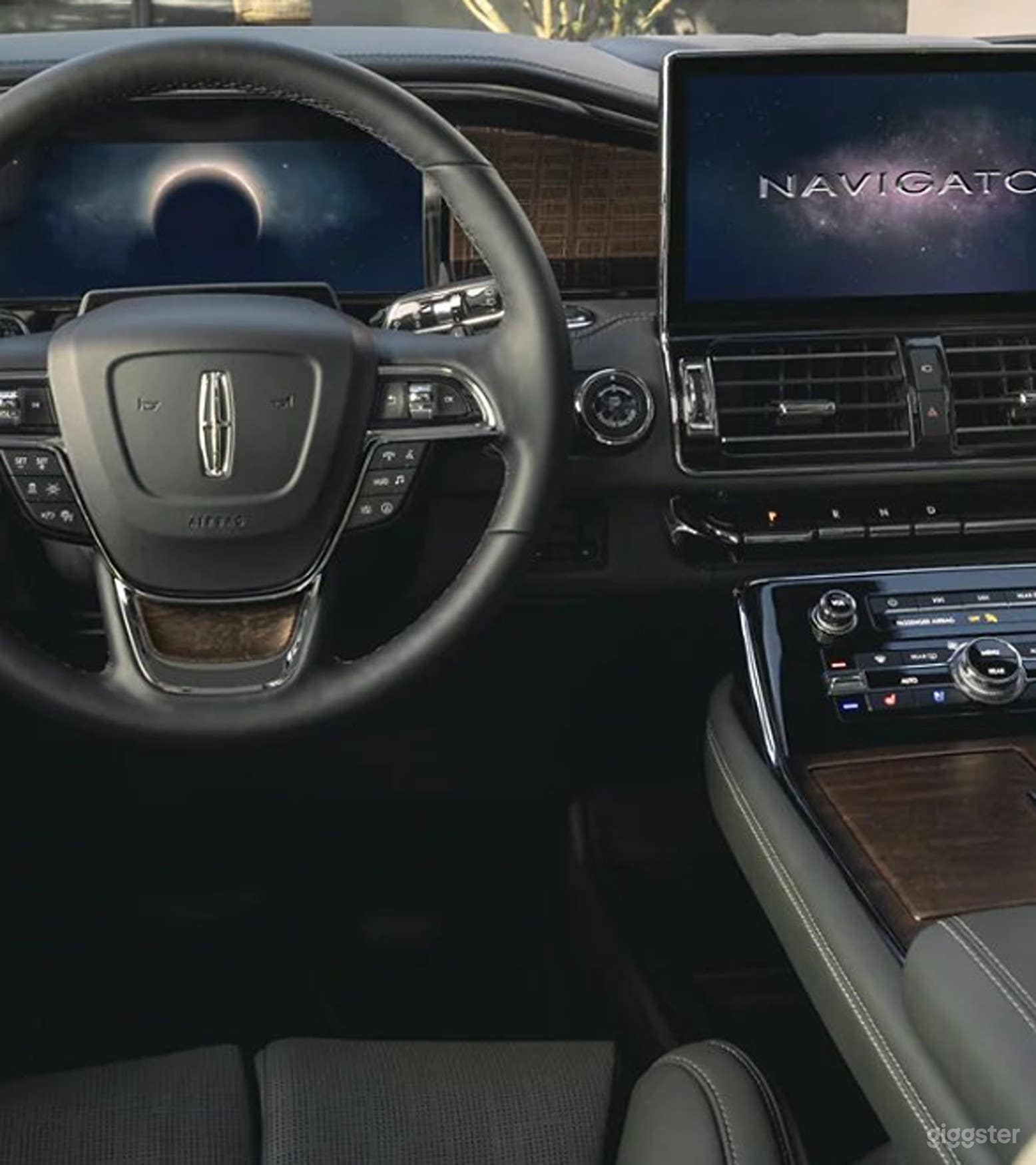 Elegance &amp; Ultimate Comfort With Lincoln Navigator Photo 2