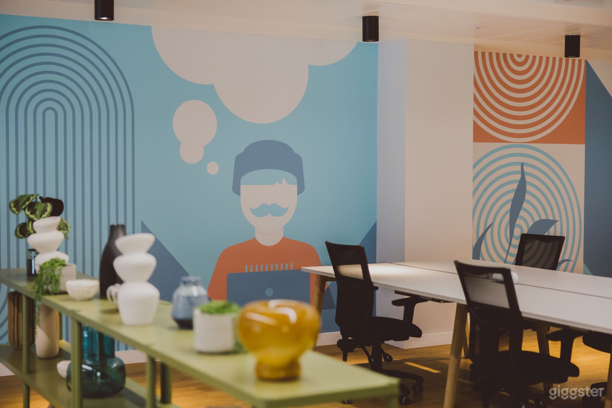 Ground Floor Space with Relaxed Setting Photo 4