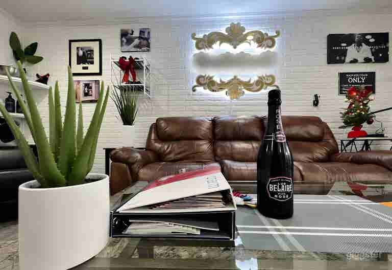  Prime Location for Photoshoot & PodcastStudio 