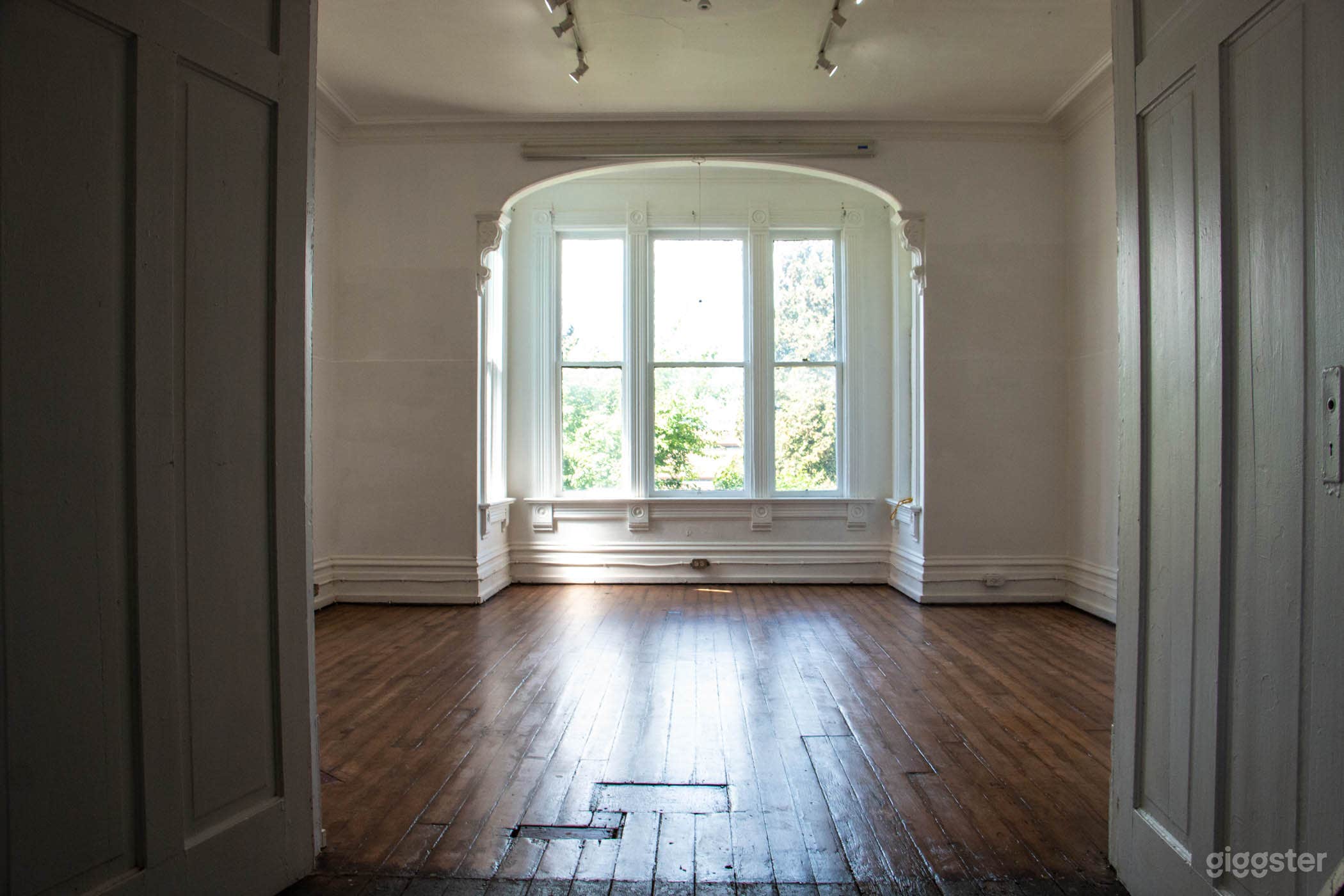 Quirky Victorian Art Gallery House Photo 1