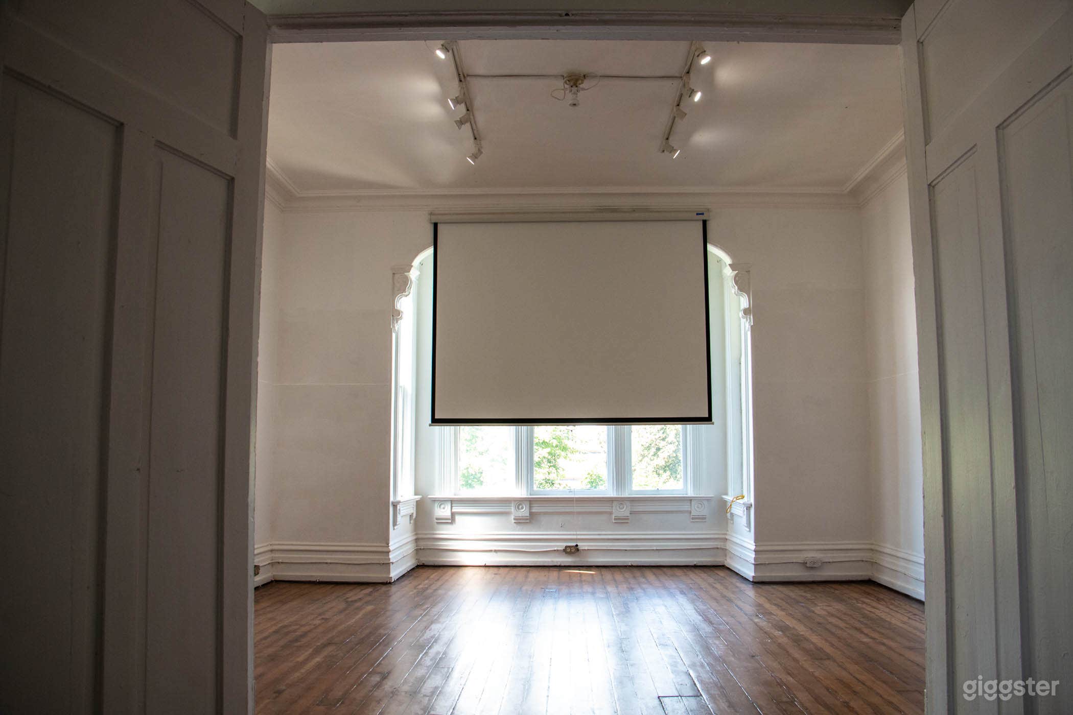 Quirky Victorian Art Gallery House Photo 2