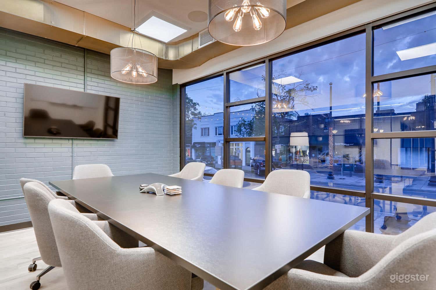 Two Charlies Conference Room (Main Level) Photo 2